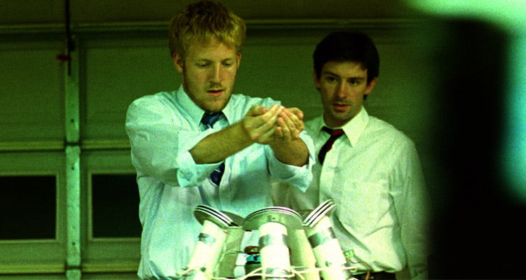 Primer (2004) – Karmaşık Bir Zaman Yolculuğu Filmi