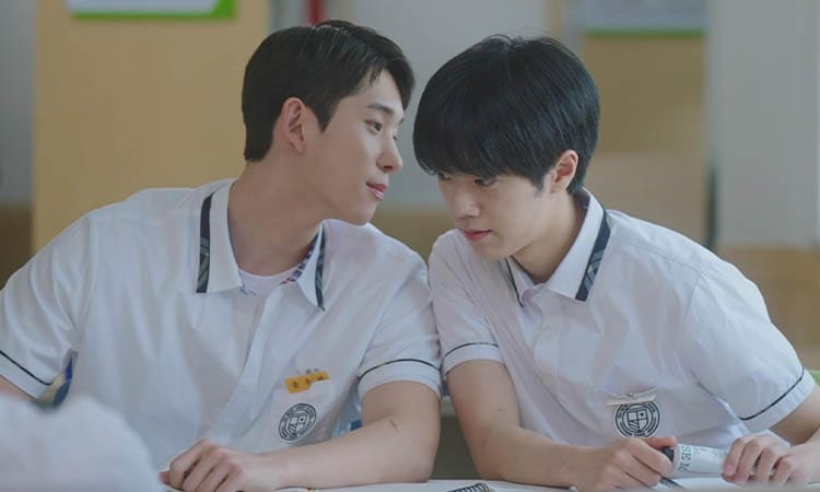 Heart Stain (2025) | Güçlü Dostluk ve Saklı Hislerle Örülü Mezuniyete Kadar Süren Aşk