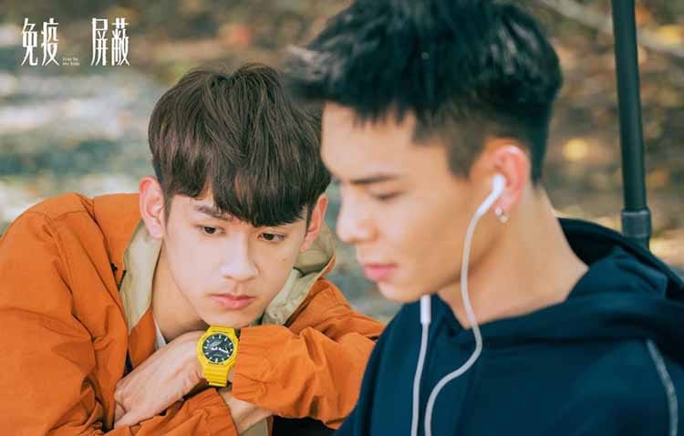 Stay by My Side (2023) – Seslerin İçinden Gelen Aşka Tutunmak