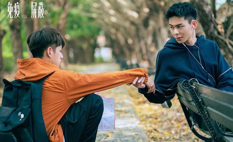 Stay by My Side (2023) – Seslerin İçinden Gelen Aşka Tutunmak