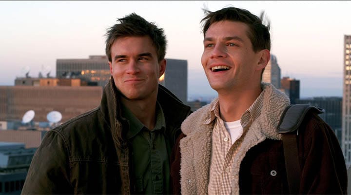 Burning Blue (2013) – Yasak Aşkın Gökyüzündeki Bedeli