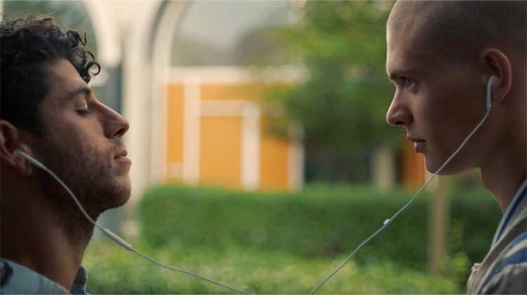 Just Friends (2018) – Beklenmedik Bir Aşkın Sıcak Yolculuğu