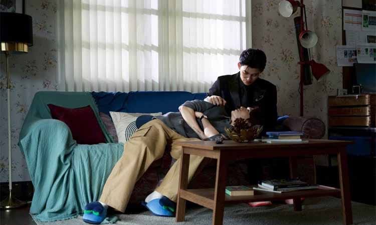 Me and Thee (2025) Duygusuz Bir Zengin İle Yaşam Dolu Bir Fotoğrafçının Romantik Komedisi