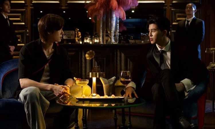 Me and Thee (2025) Duygusuz Bir Zengin İle Yaşam Dolu Bir Fotoğrafçının Romantik Komedisi