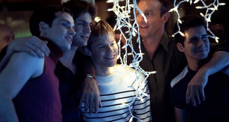 Queer as Folk (2000) – Modern Queer Kimliğin, Aşkın ve Dostluğun Kırılgan Gerçekliği