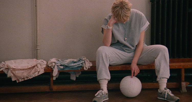 Blue Jean (2022): Eşcinsel Bir Öğretmenin Sessiz Direnişi